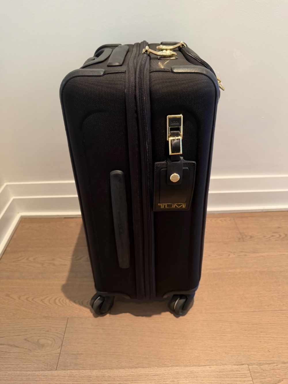 Tumi Black and Gold Cabin (expandable) 4 roller luggage - Picture 4 of 10